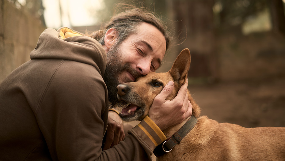 Eieren gir en klem til hunden sin